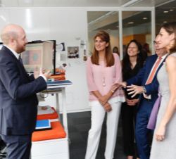 Su Majestad la Reina junto a los trabajadores españoles de la UICC